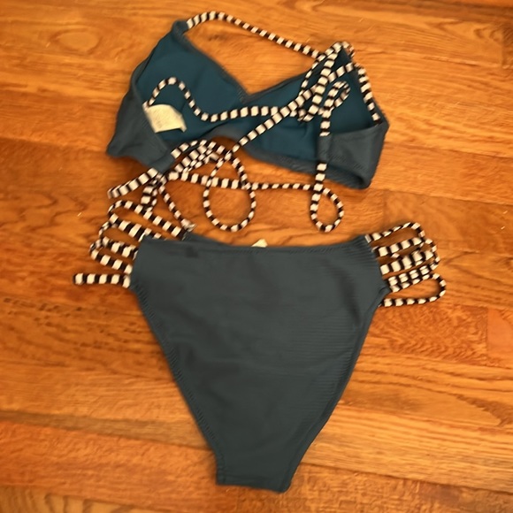 New 2 pc Cupshe bikini swimsuit size small - Picture 4 of 4